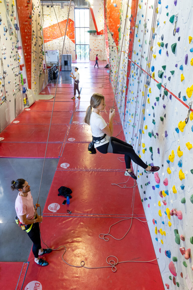 Descendre le grimpeur en escalade